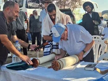כתיבת ספר תורה בטקס תחת כיפת השמיים