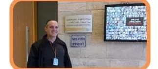 פעיל המטה לצד מסך תצוגה באירוע