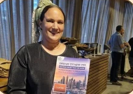 פעילת המטה מציגה את חוברת התוכנית