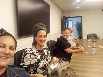 חברי המטה בישיבה בחדר דיונים
